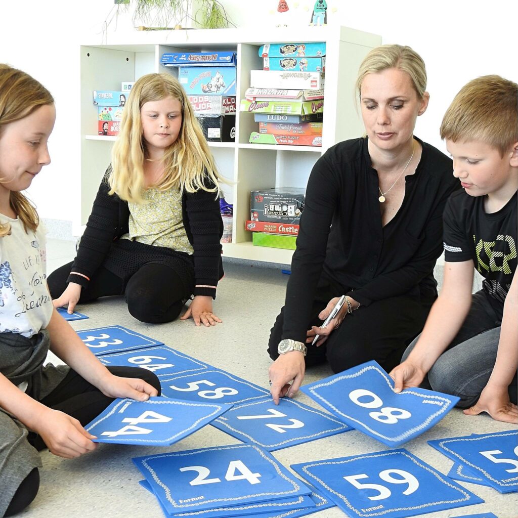 gruppe børn der lærer deres taballer